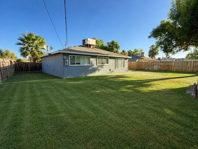 Building Photo - 305 E Encore Dr