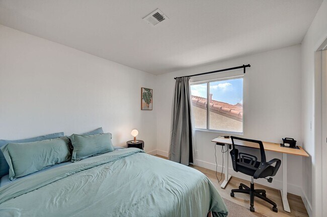 Building Photo - Furnished 4 bedroom home in the Lakes!