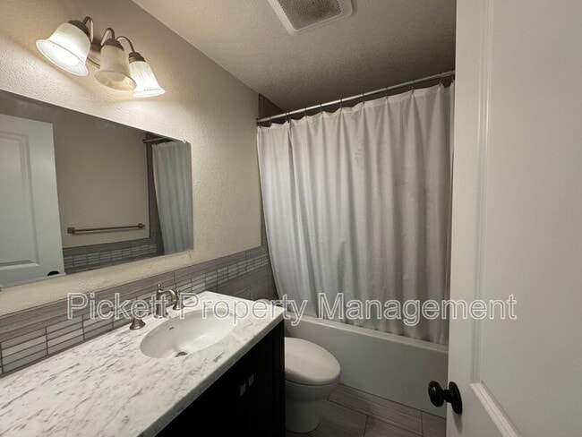 Building Photo - 3935 NW Fairway Ln