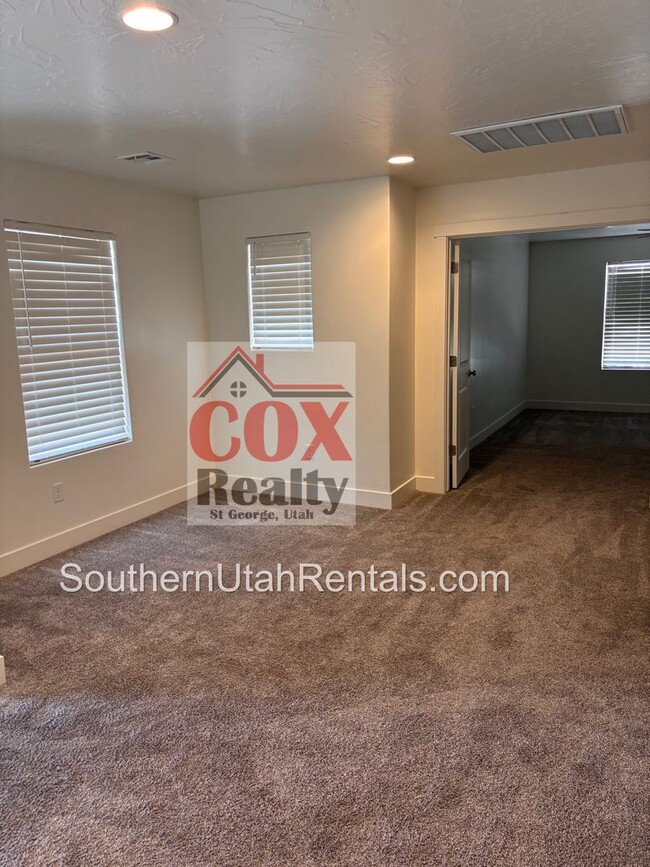 Building Photo - 4 bed / 2.5 bath / 2 car Desert Canyons house