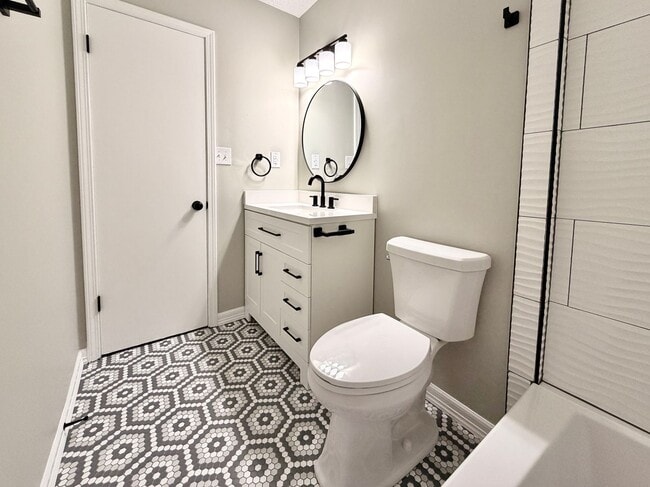 Building Photo - Newly Remodeled 3/2 Jenks Home