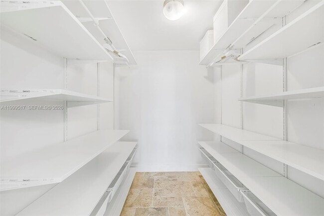 Building Photo - 1420 Brickell Bay Dr