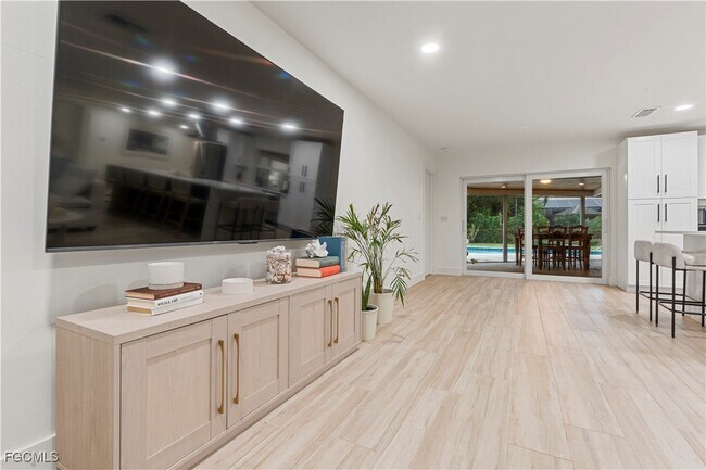 Building Photo - 2412 La Salle Ave