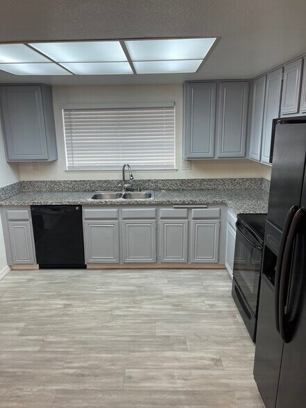 Kitchen - 2595 El Portal Dr