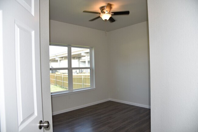 Building Photo - 3 bedroom 2 bath. Duplex Built in 2023