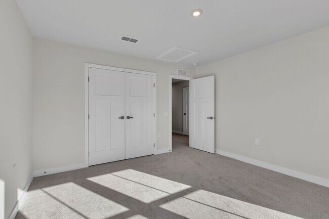 Building Photo - Charming 3-Bed Townhouse Oasis in Greenvil...