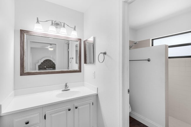 Building Photo - 1532 Primrose Ln