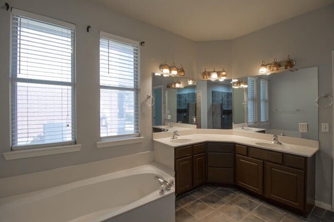 Building Photo - 504 Oakwood Blvd