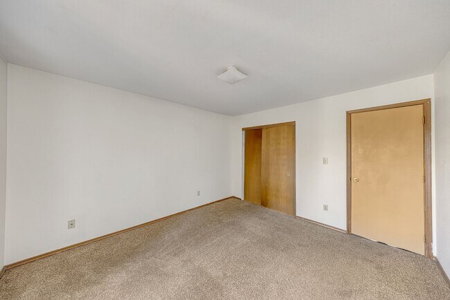 Building Photo - 489-432 32 Rd