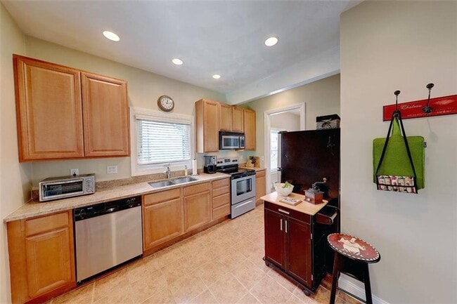 Building Photo - Providence/Elmhurst – Gorgeous Single Fami...