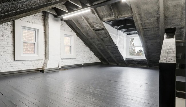 Building Photo - Spacious 3-Bedroom 2 Bath Home with Modern Comforts