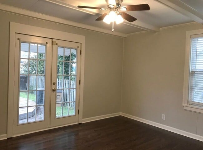 Building Photo - Spacious 2-BR Duplex in Sought-After Location!