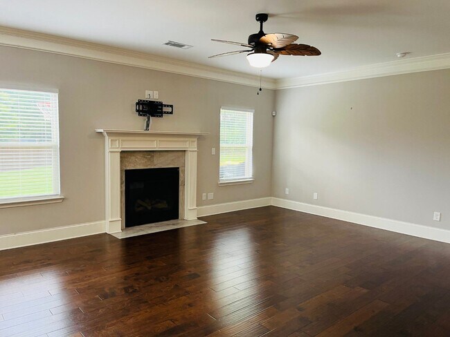 Building Photo - WOW! 5 bed, 4 full baths, brick exterior, ...