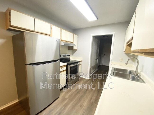 Building Photo - 5705 Sara St