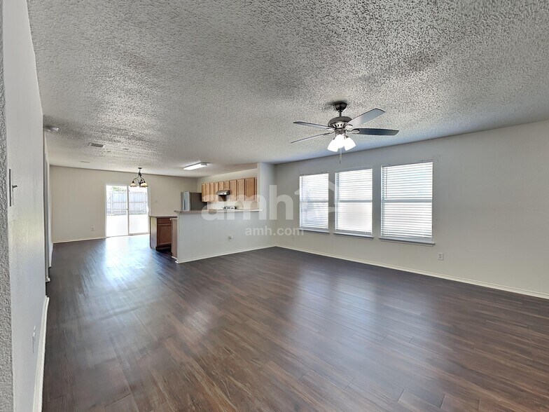 Building Photo - 1601 White Oak Rd