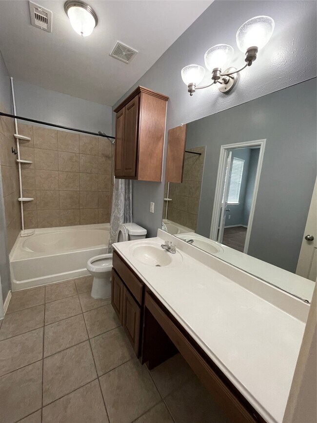Building Photo - 2117 Kemah Village Dr
