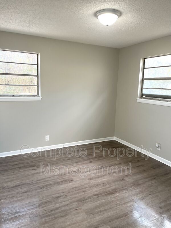 Building Photo - 1108 Hall St