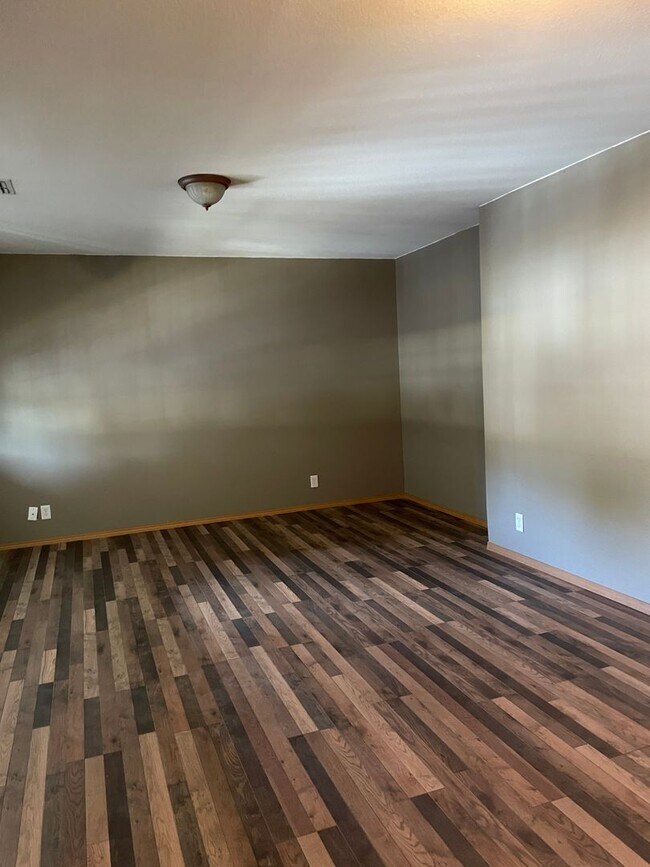 Building Photo - Newly Remodeled 2BR/2BA Apartment in Jopli...