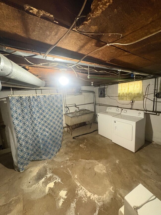 Building Photo - 2 Bedroom / 1 Bathroom Single family home in West Peoria
