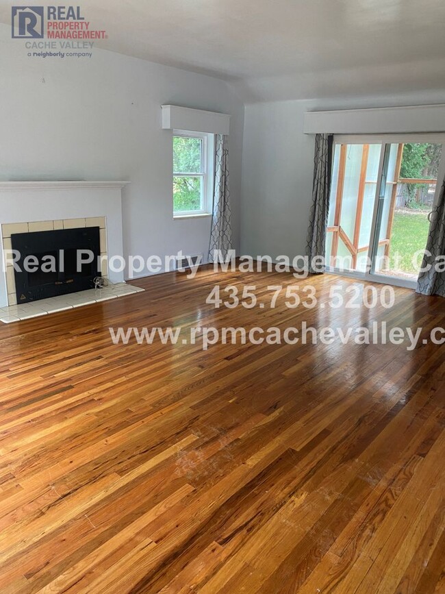 Building Photo - Great 5 bedrooms and 3 baths home Close to...