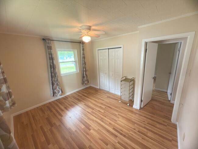Building Photo - Charming 3-Bedroom Home + Bonus Room in Prime Niskayuna Location!