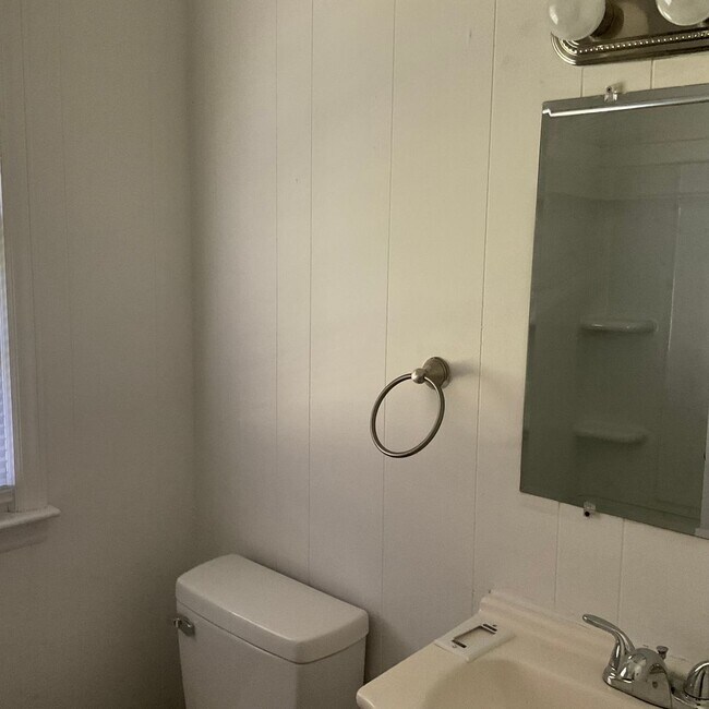 Building Photo - 2835 Shrum St