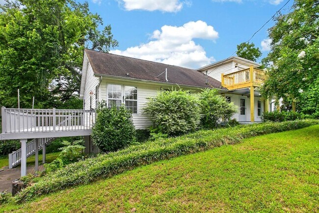 Building Photo - 3008 Lakeshore Dr