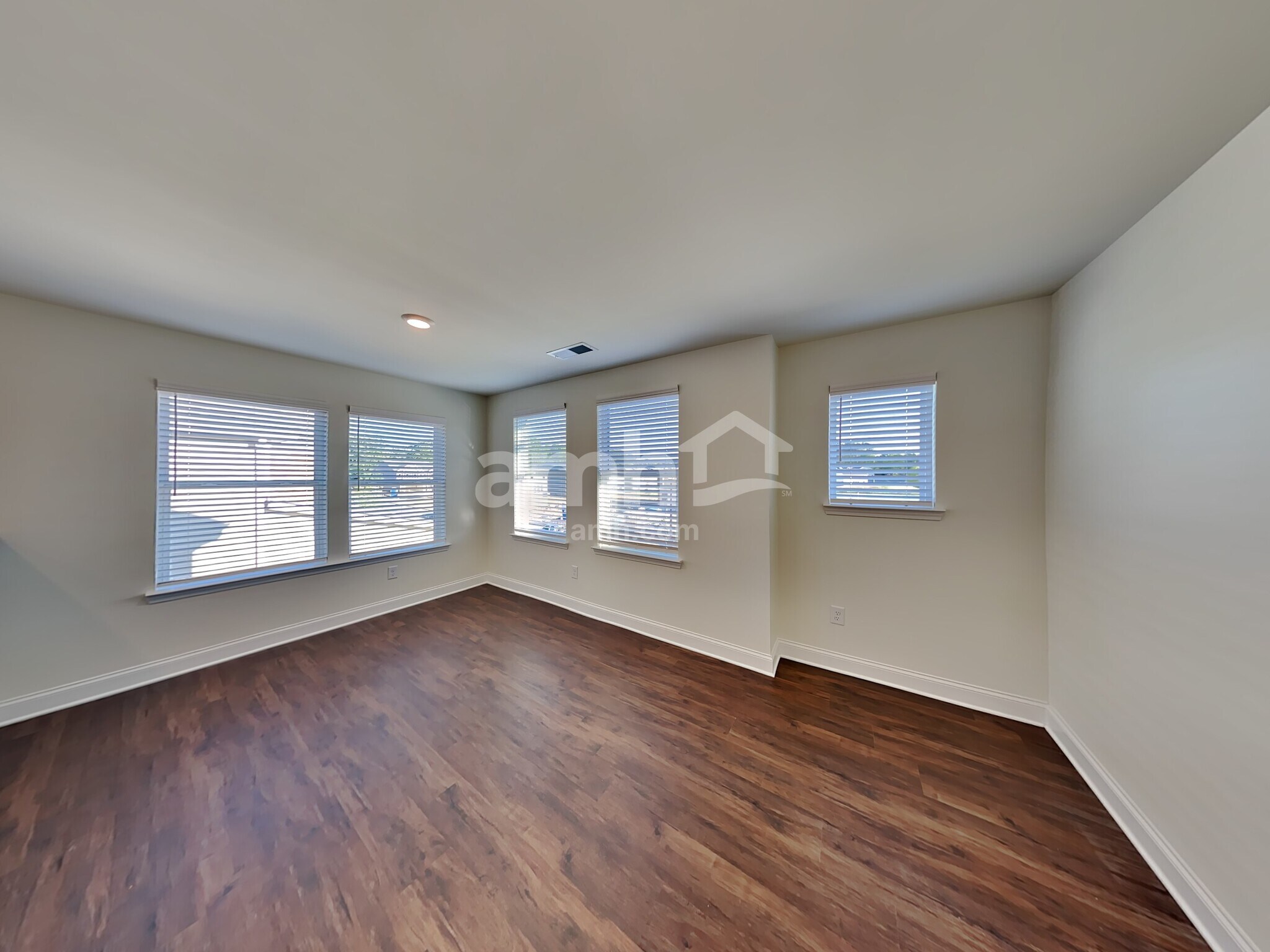 Building Photo - 2062 Windsor Park Ave