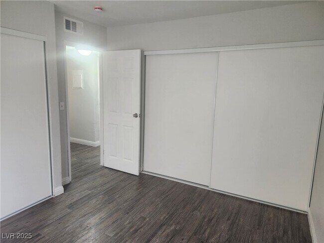 Building Photo - 3437 E Cheyenne Ave