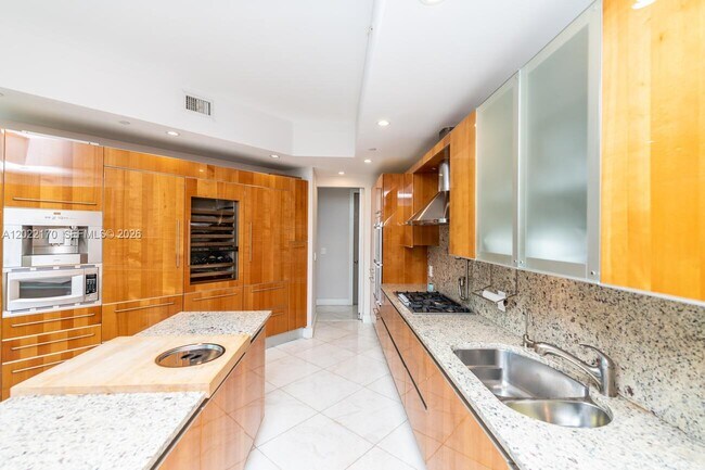 Building Photo - 16051 Collins Ave