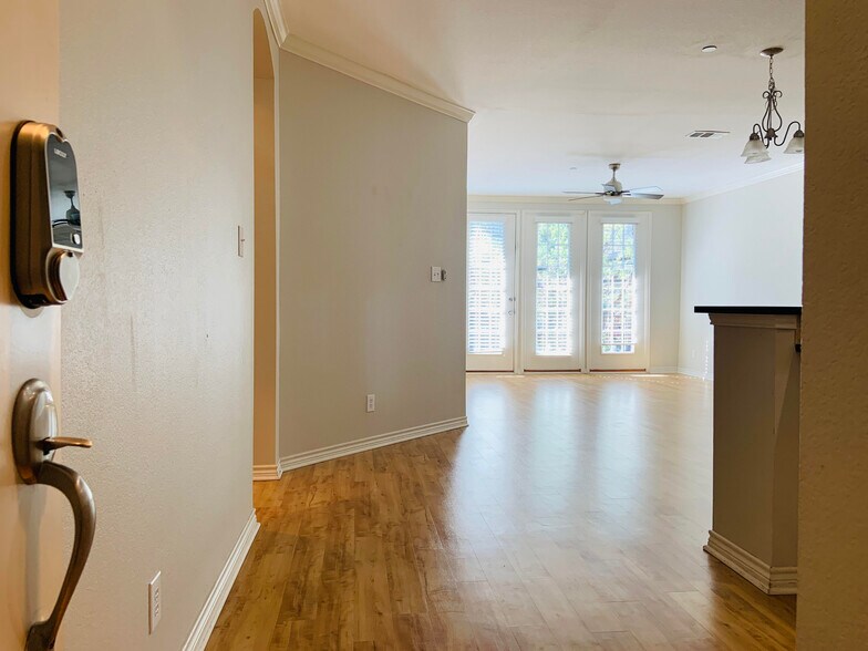 Building Photo - 1020 Texas St