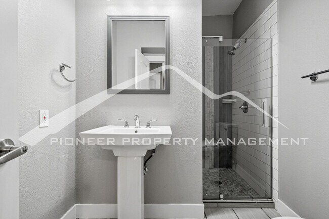 Building Photo - Charming Home with Washer/Dryer and Fenced Yard