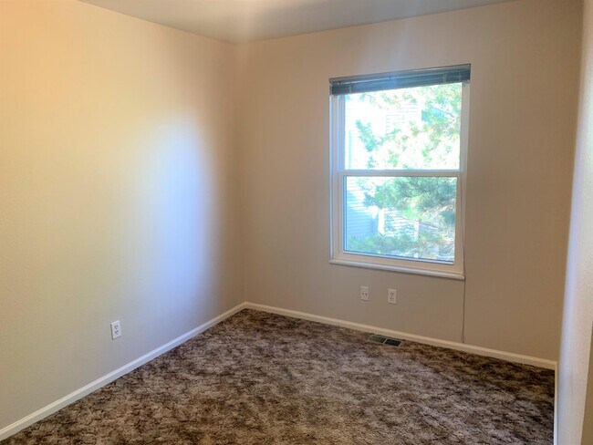 Building Photo - 3201 Wedgewood Ct