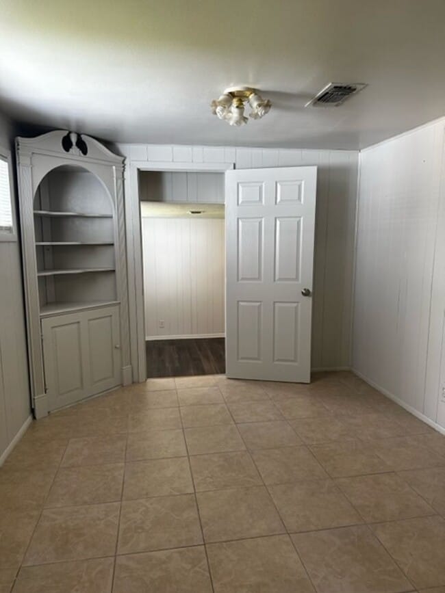 Building Photo - 402 Newton St