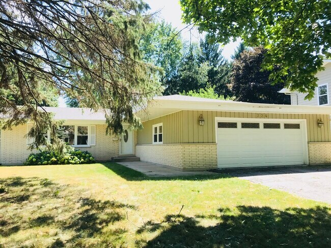 Building Photo - 724 Burning Tree Ln