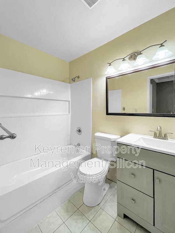 Building Photo - 547 Groth Pl