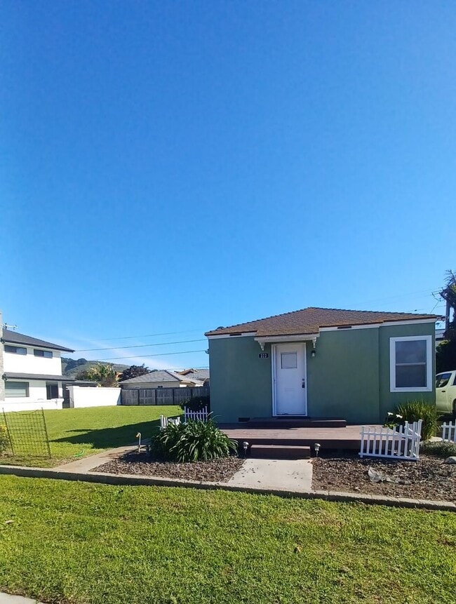 Building Photo - 1 Bed/1 Bath Retro Cottage Just Steps to the Beach!