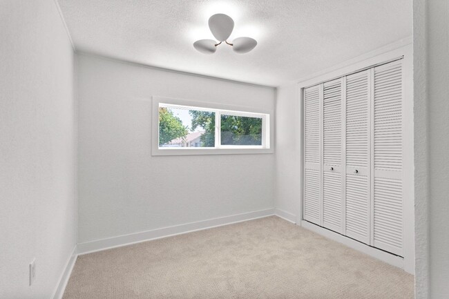 Building Photo - Beautiful Spacious Fully Remodeled Home in...