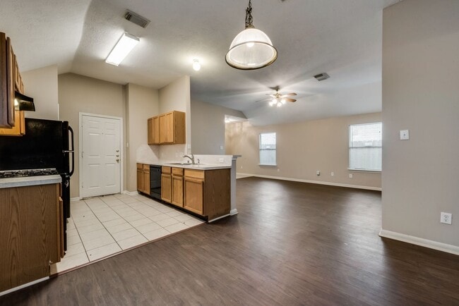 Building Photo - Beautiful single story 3 bed 2 bath!