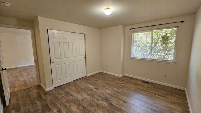 Building Photo - Spacious Duplex with large fenced yard