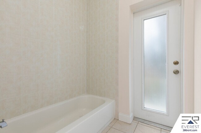 Building Photo - 7 Robin Pl