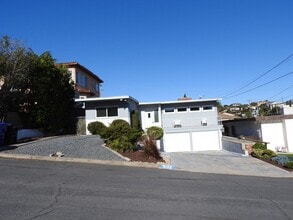 Building Photo - WOW views from this classic 3 bed 2 bath home