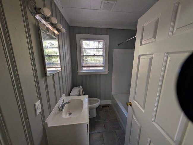 Building Photo - Cozy 2 Bedroom