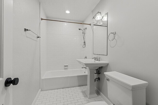 Building Photo - Tarrytown STUNNER!!!