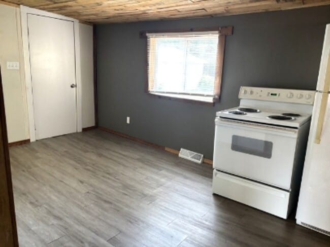 Building Photo - 516 W Wescott Ave