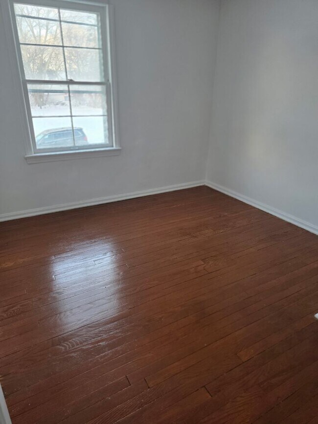 Building Photo - 3 Bedroom Updated Single Family Home