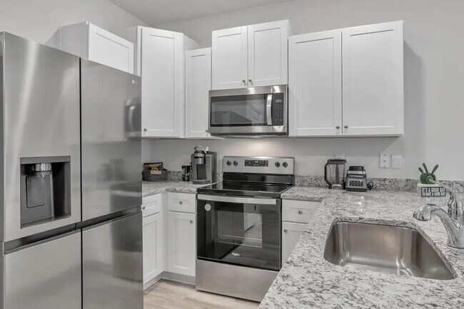 Building Photo - 1020 McLaren Cir