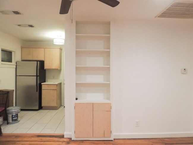 Building Photo - 1307 Deloney St