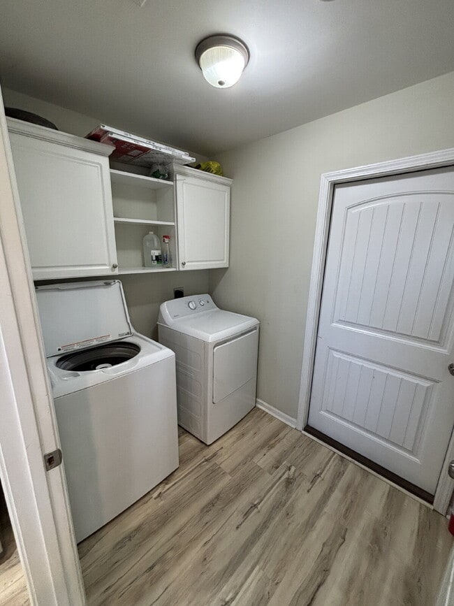 Building Photo - 472 Jester St