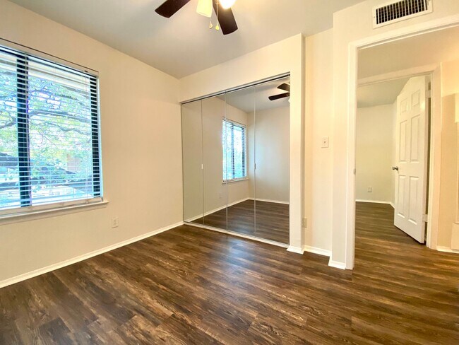 Building Photo - 3 bedroom w/ attached Garage!